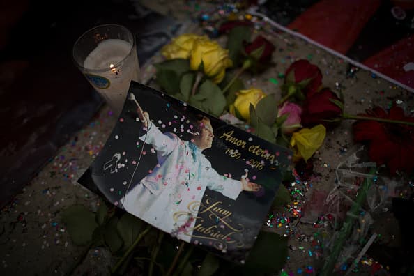 Armando Villaseñor Cervantes, un cronista local de la ciudad de Parácuaro, en Michoacán, dijo a El Universal: "Todos sabemos que él (Juan Gabriel) ya falleció”.