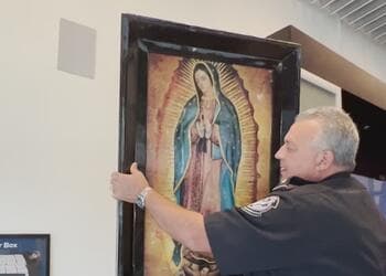 Los criminales incluso se valen de 
<b><a href="https://www.univision.com/local/arizona-ktvw/el-ingenio-del-narcotrafico-asi-cruzan-el-fentanilo-y-otras-drogas-por-la-frontera-de-arizona-video-1" target="_blank">imágenes de la Virgen de Guadalupe</a></b> para llevar la droga a territorio estadounidense.