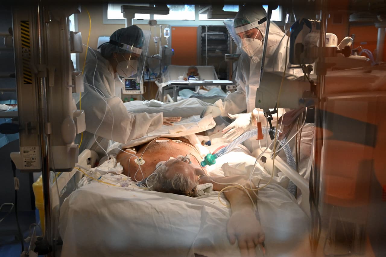 <b>19 de octubre de 2020: más de 40,000 de infectados en el mundo. </b>
<br>
<br>En ese momento aproximadamente 1.1 millones de personas habían muerto, casi 220,000 en Estados Unidos. Esta fotografía, tomada el 22 de octubre, muestra a un paciente de covid-19 hospitalizado en Roma, Italia.