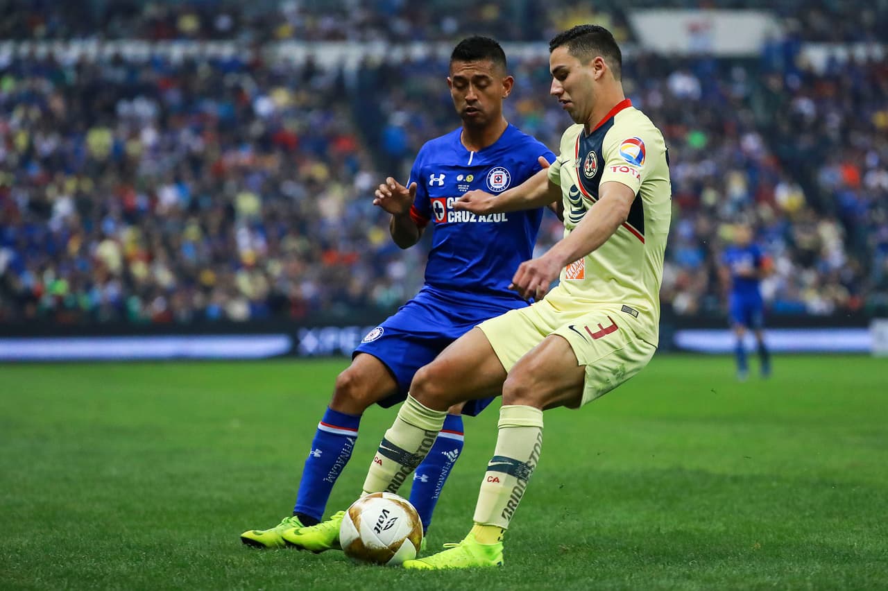 Pero no fue fácil. América tuvo un planteamiento de presión desde la salida del equipo Celeste y la posesión del esférico del Cruz Azul no fue cosa sencilla.