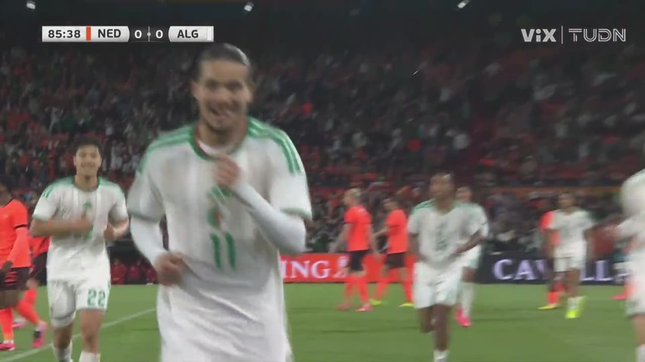 ¡Golazo de otro partido! Moussa cuelga el balón al ángulo para el 0-1