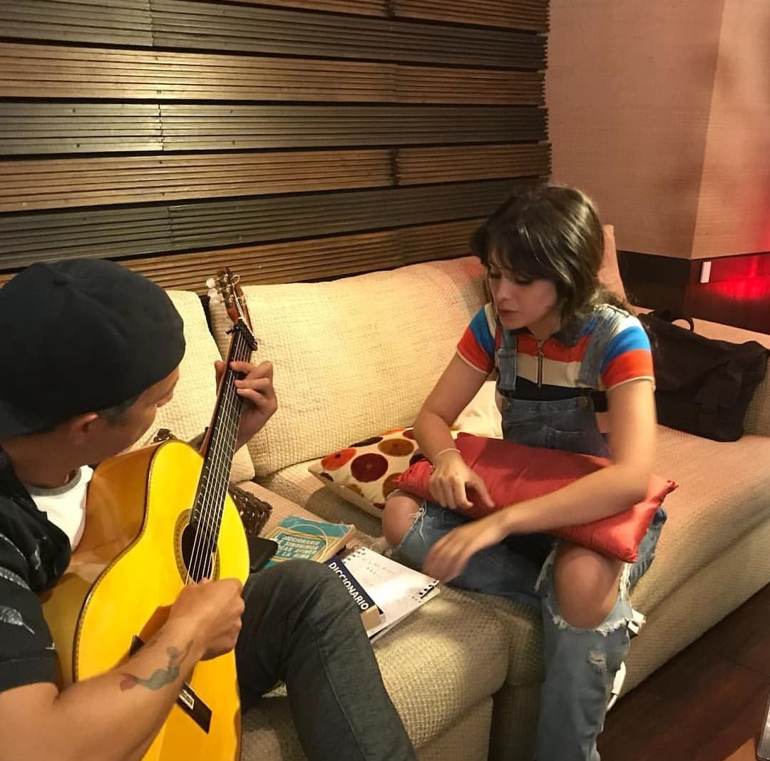 En cuanto a su participación con Camila en el tema ‘Mi persona favorita’, destaca que el tema es "una oda al amor". Agregó que en el video resalta la diversidad, y hasta el momento tiene más de 10 millones de visualizaciones.
<br>