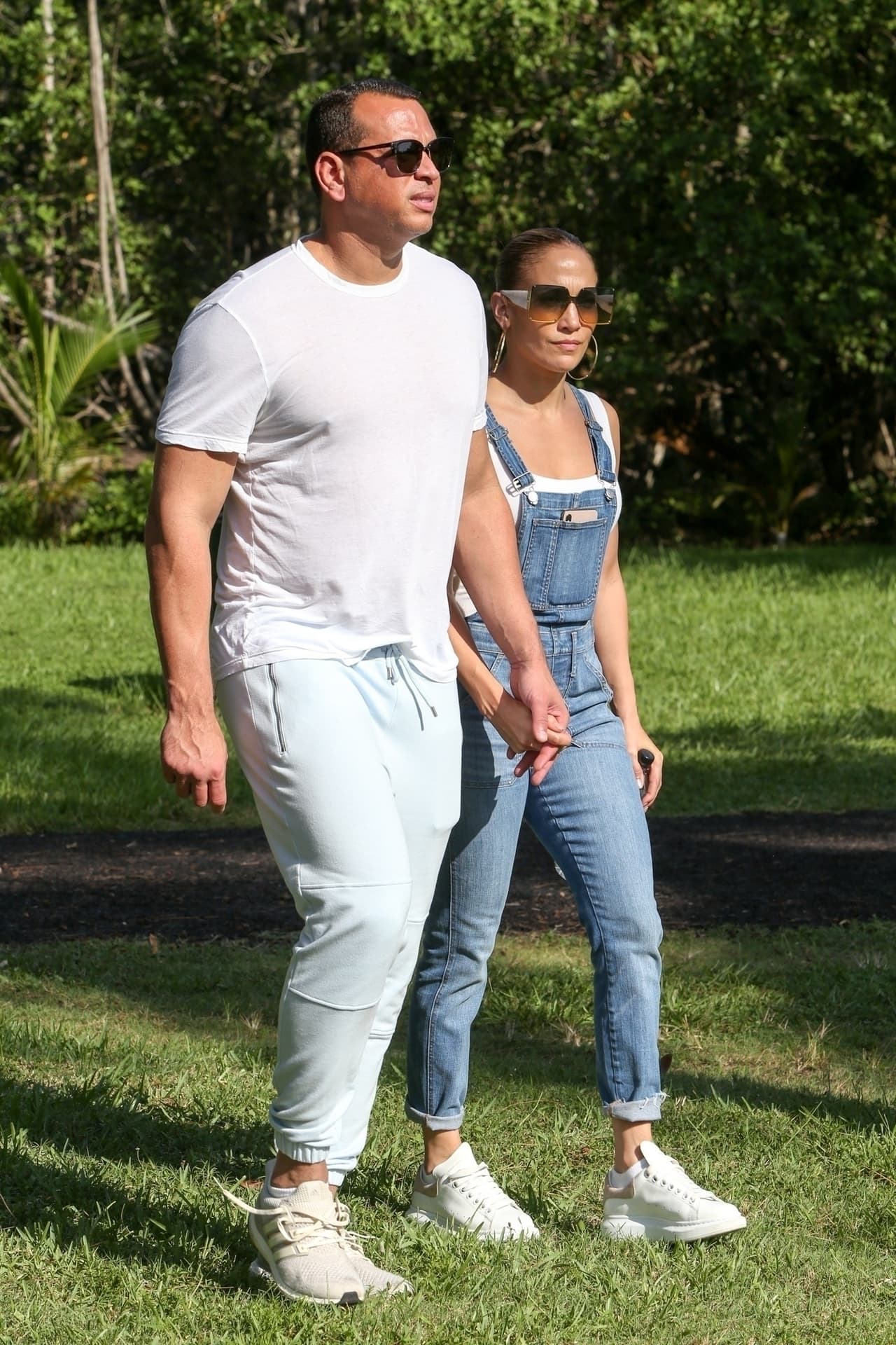 De la mano de 
<b><a href="https://www.univision.com/famosos/el-primer-dia-de-clases-dejo-al-macho-bello-de-jennifer-lopez-loco-por-un-trago-video">su "macho bello", como ella le llama</a></b>, Jennifer López llegó al parque a ver correr a las niñas.