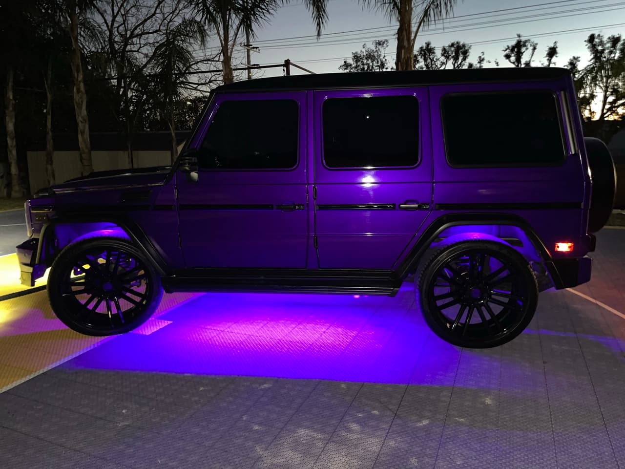<h3 class="cms-H3-H3"><b>Modificaciones</b></h3>
<br>
<br>La Clase G de Mercedes-Benz es atractiva por naturaleza, pero la unidad de 
<a href="https://www.univision.com/temas/chiquis-rivera" target="_blank">Chiquis Rivera</a> sin duda resalta sobre el resto debido a las modificaciones que ha recibido. Lo más notable es el color morado de su carrocería y las luces del mismo color que alumbran el suelo en la noche.