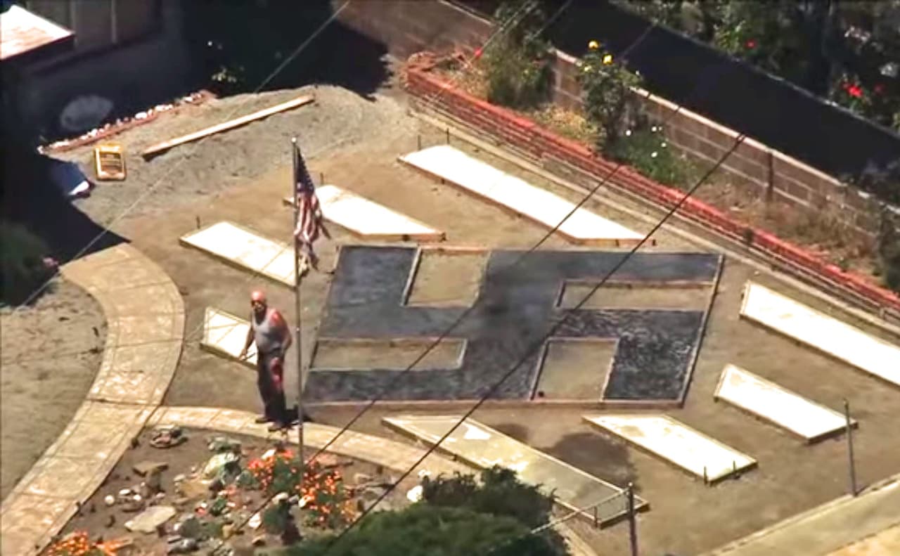 “No se si ya la terminó ni cómo se verá cuando esté finalizada. Pero si la gente está preocupada, entiendo que le quieran pedir que lo quite”, señaló Michael Crandall, un residente de la zona. Renee Schultz, por su parte, consideró que el símbolo es ofensivo para ella y para “todos los judíos que murieron” por su culpa.