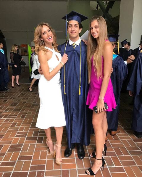Lili Estefan demostró lo orgullosa que está de su hijo Lorenzo por haberse graduado de la preparatoria y con esta imagen le dedicó unas palabras en Instagram: "¡Se me graduó mi bebé! Gracias Diosito por darme la oportunidad de verlo tan feliz y permitirnos disfrutar de este momento tan especial en su vida. Loren estamos muy orgullosos de ti. No sabes cuánto te quiero hijo mío".