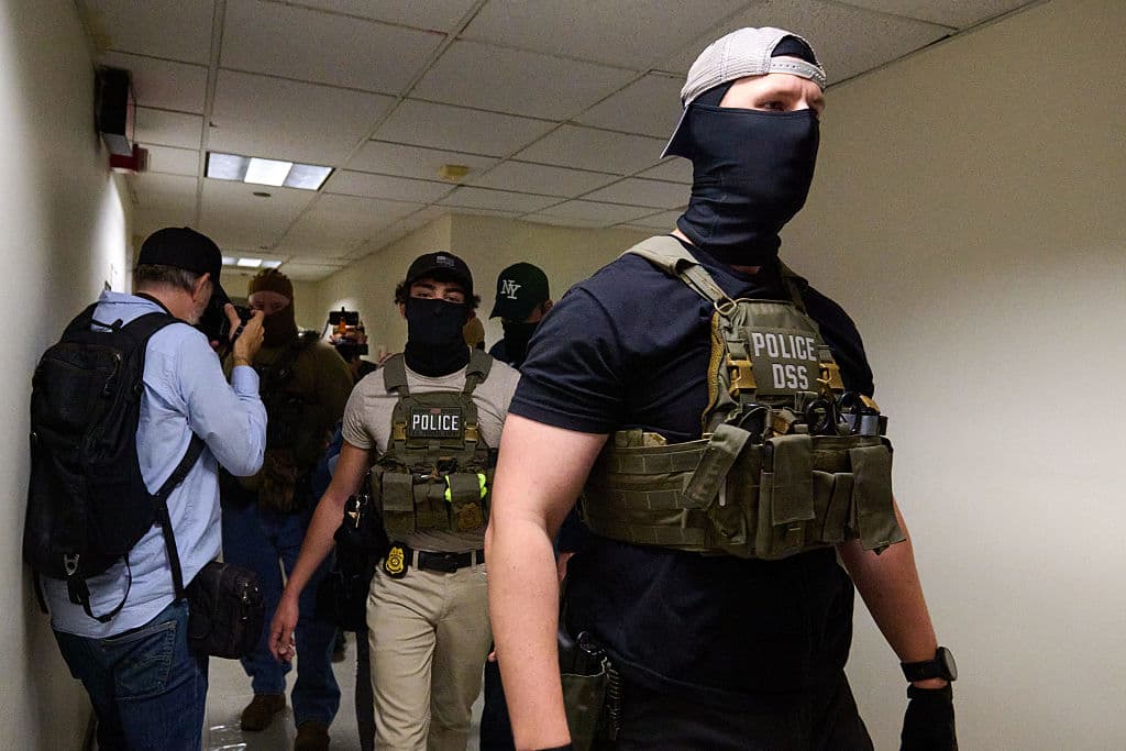 El proyecto de Wiener, aprobado el jueves, permite excepciones para máscaras, incluidos los oficiales encubiertos. También se permiten cubiertas médicas.