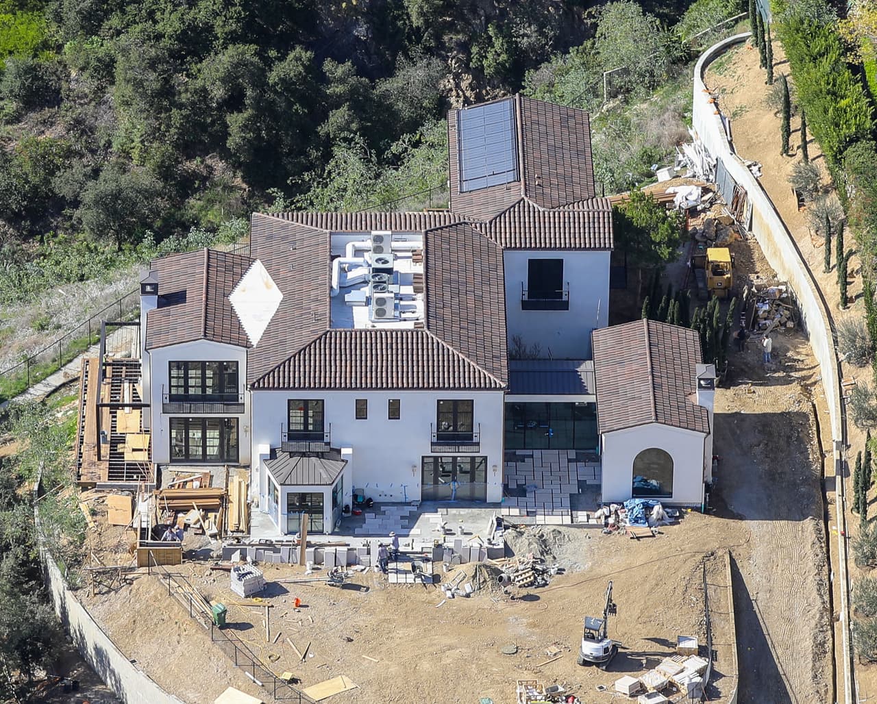 La pareja fue vista en el exclusivo vecindario de Brentwood Circle, en Los Ángeles, en donde echaron una mirada a una mansión que, de acuerdo con 
<b><a href="https://www.tmz.com/2020/02/18/justin-hailey-bieber-looking-to-buy-complete-first-home-brentwood/" target="_blank">TMZ</a></b>, podría ser adquirida por ellos. 
<br>