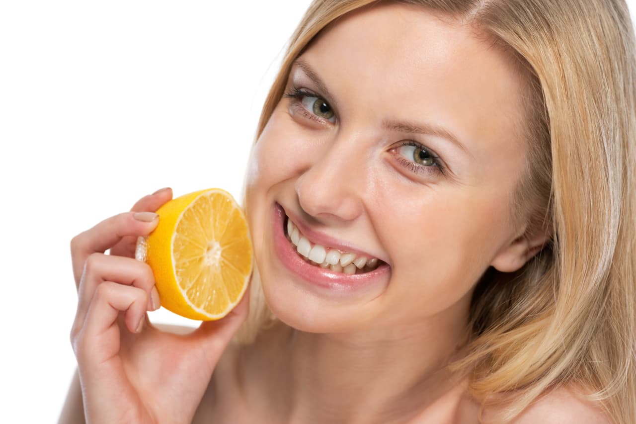 <b>Vitamina C. </b>Ayuda a proteger las células de nuestro cuerpo y a producir colágeno. Asimismo, contribuye al buen funcionamiento de nuestro sistema inmunitario.