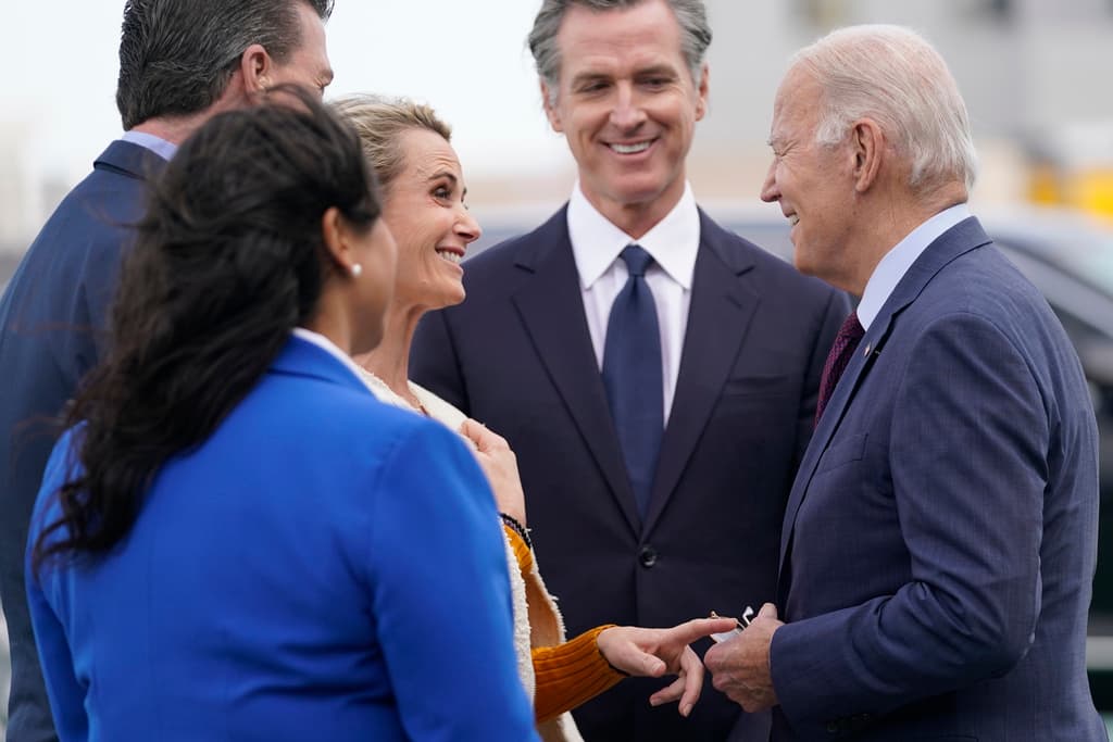Gavin Newsom, gobernador de California, recibió esta tarde al presidente de Estados Unidos Joe Biden en el Aeropuerto Internacional de San Francisco para la cumbre de APEC para su participación en la Cumbre de Cooperación Económica Asia-Pacífico (APEC).