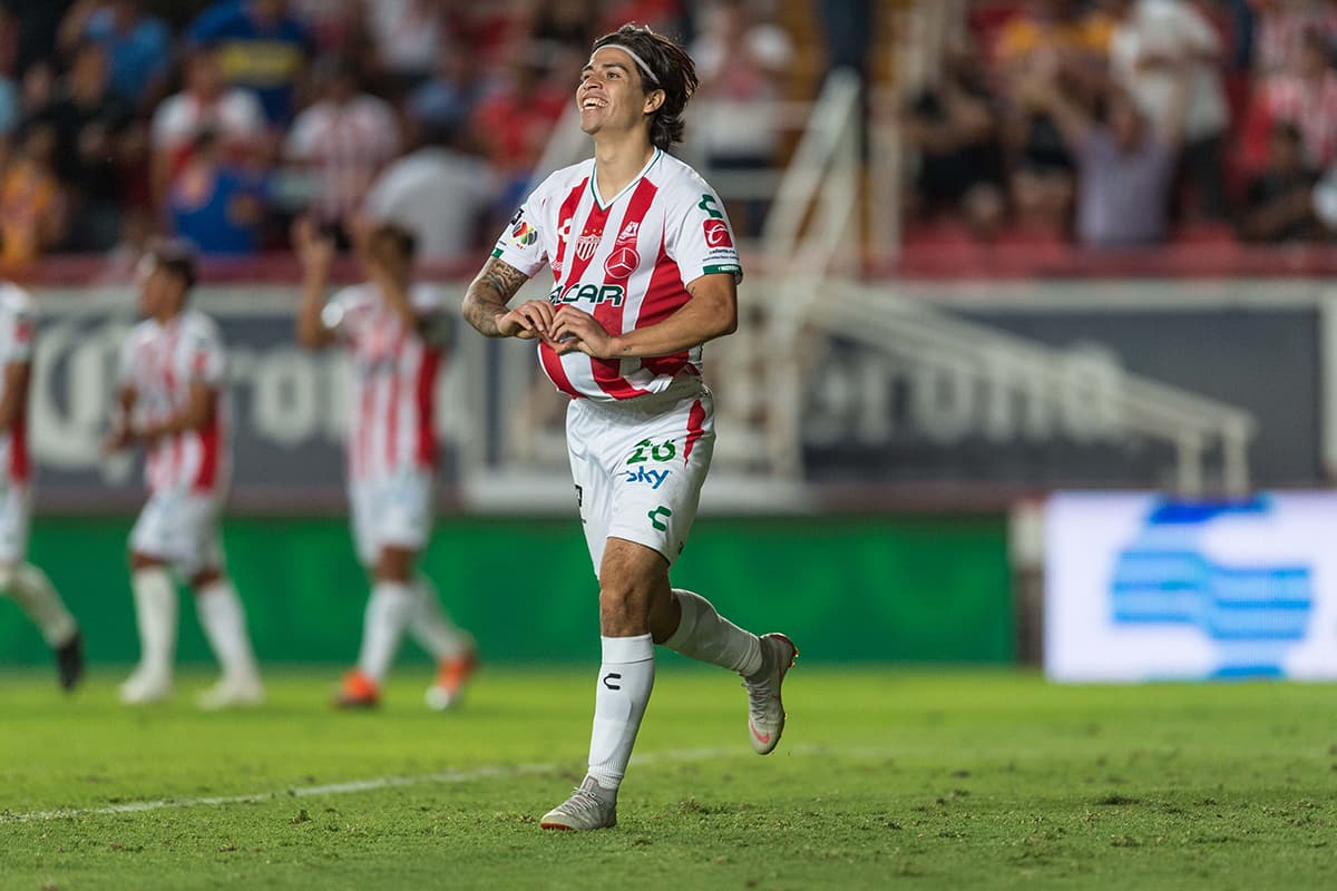 El mediocampista chileno Víctor Dávila anotó el primer gol del partido para Necaxa al minuto 85'.