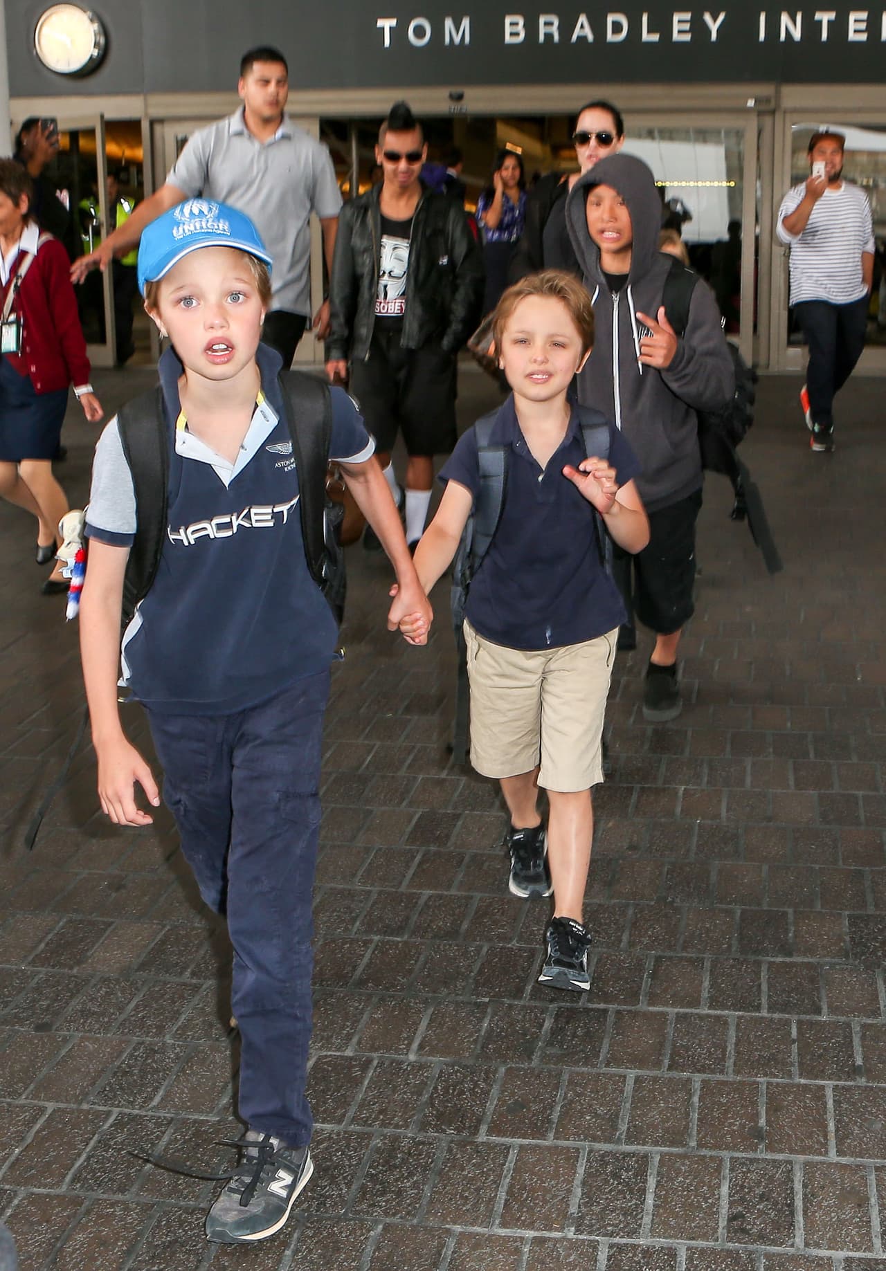 Shiloh y Nox Jolie-Pitt son fanáticos de las polo, aunque Nox prefiere combinarlas con shorts. ¡Excelente para ir a la escuela!