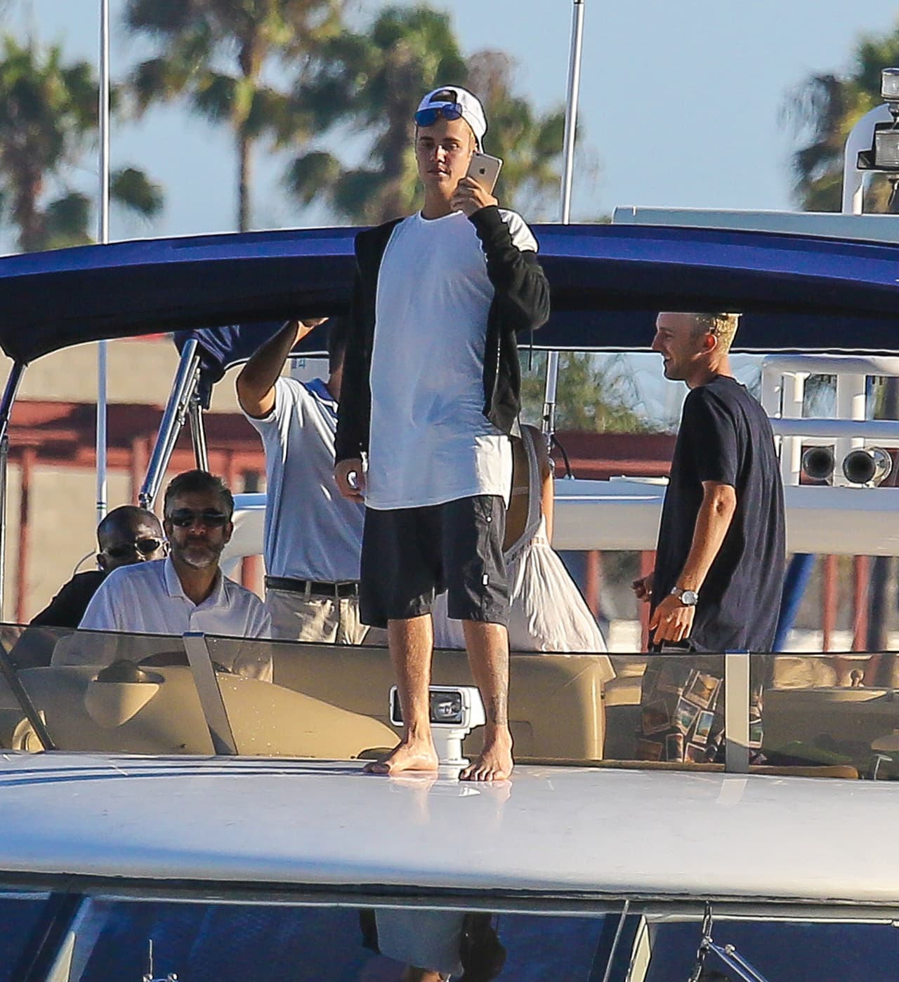 Para derretir a las jovencitas del salón, también el estilo de Justin Bieber es más que válido: shorts, camiseta blanca y una chaqueta bicolor que haga 'match' con una excelente gorra.