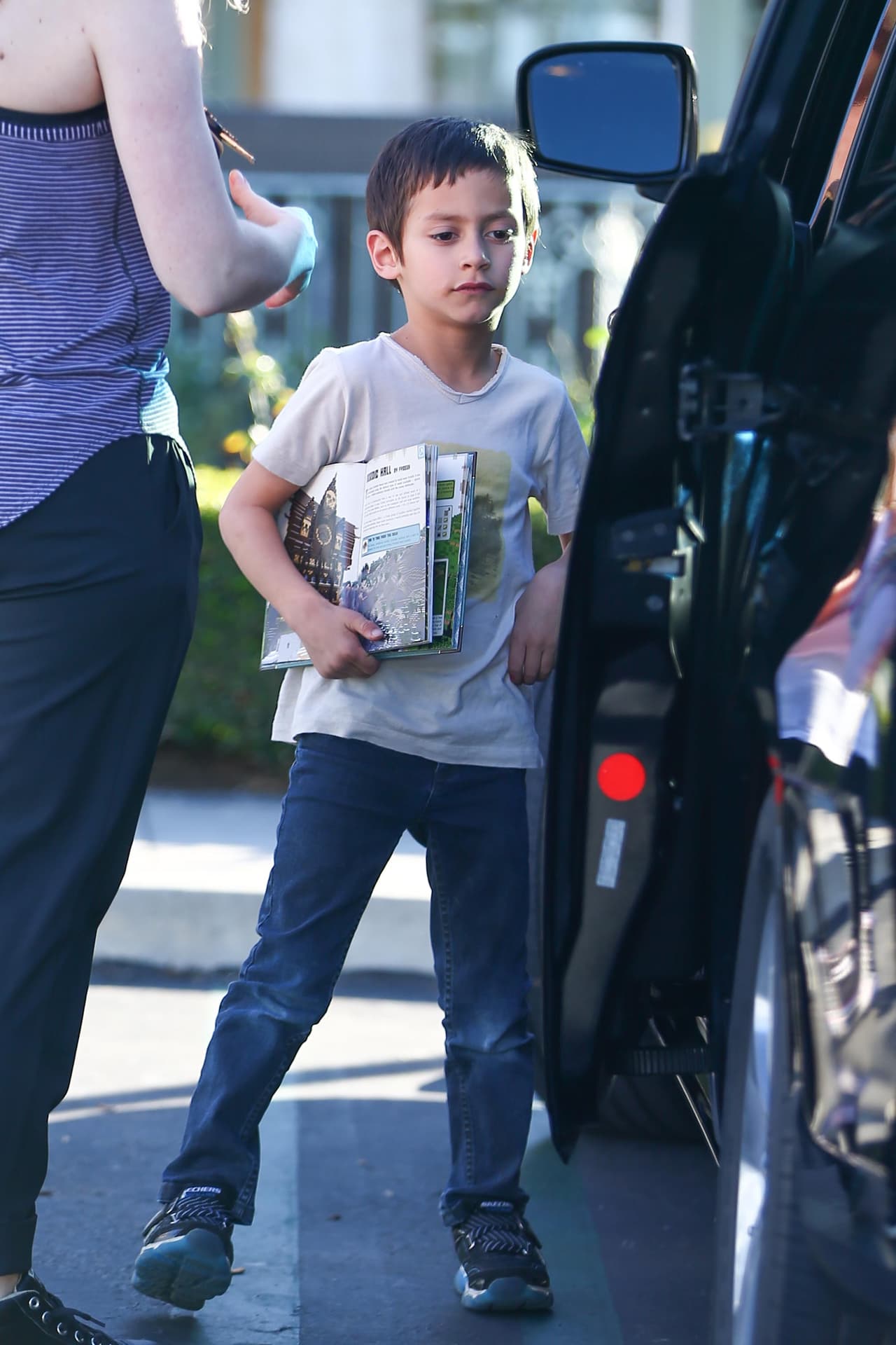 Max, el hijo de JLo, sabe que menos es más: por eso en el recreo del colegio lo podemos ver con playeras con cuello 'V' y jeans.