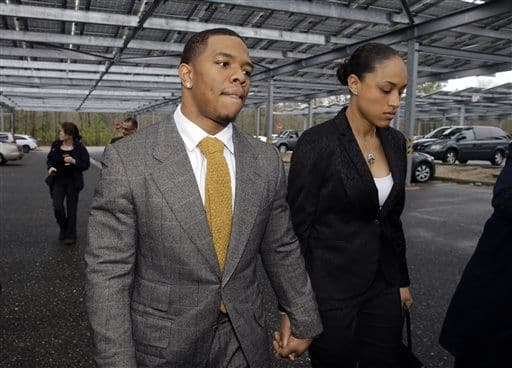 La NFL suspendió a Ray Rice de por vida tras conocer un video donde golpea a su esposa y la deja inconsciente.