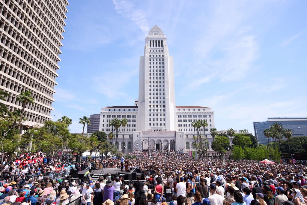 El evento en el 
<b><a href="https://www.univision.com/local/los-angeles-kmex/gloria-molina-muere-activista-mexicana-los-angeles-historia-eeuu" target="_blank">gran parque Gloria Molina</a></b>, en el centro de Los Ángeles, ha sido hasta el momento el más concurrido desde que 
<b>Sanders y la congresista Alexandria Ocasio Cortez</b> comenzaron a visitar diversas ciudades a través de Estados Unidos.