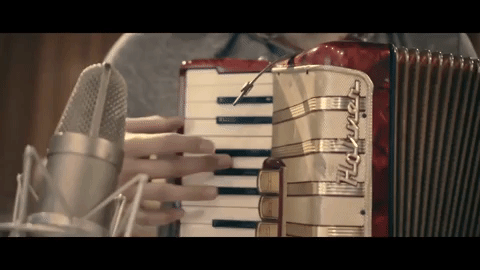 El inconfundible sonido del acordeón vallenato, renueva este clásico de la música de 'El Buki' y agrega un toque de Colombia al sonido, para que resulte más pegajoso el tema.