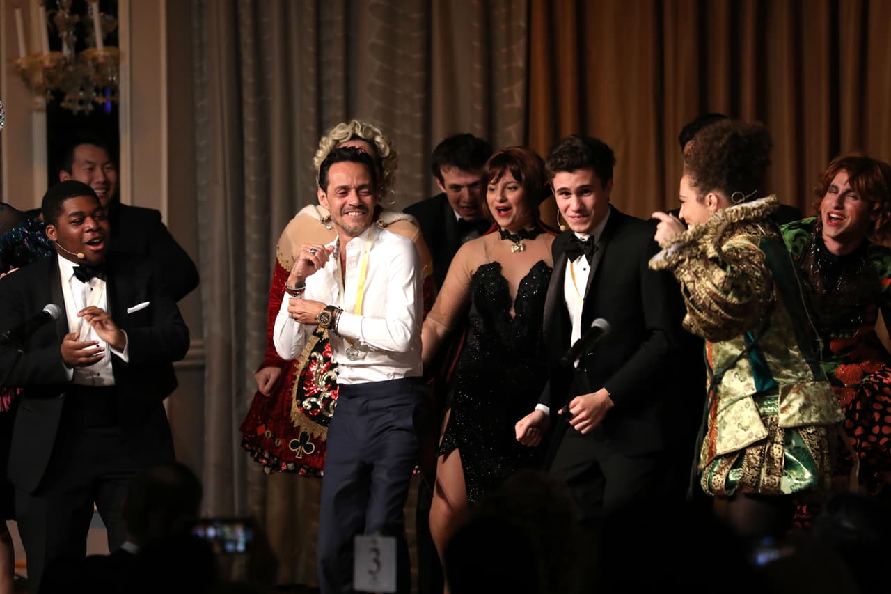 The Hasty Pudding Institute 1770 está integrado por 
<b>el Hasty Pudding Club</b> (el club social más viejo de Estados Unidos) y el Hasty Pudding Theatricals (el tercer grupo teatral más antiguo en el mundo). Este último grupo acompañó a Marc Anthony durante el festejo.