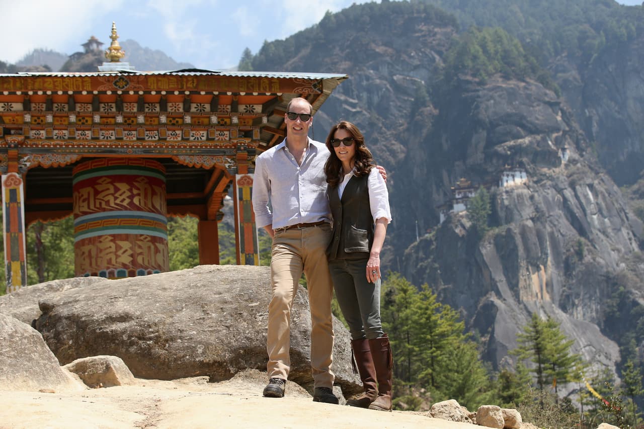 Sin perder la elegancia y entusiasta de los armarios hechos a conciencia, el estilo de Kate se ha hecho acreedor de la admiración de toda una nación dispuesta a agotar cada prenda que ella ostenta.