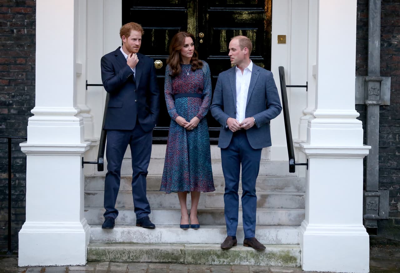 Este mismo criterio se ha extendido a los pequeños hijos de la pareja, quienes recientemente han “roto” el internet con momentos como los pijamas que George usó para conocer a Barack Obama o el furor por copiar los outfits de Charlotte y que también cuentan con su homenaje de moda a través de WhatKatesKidsWore.com.