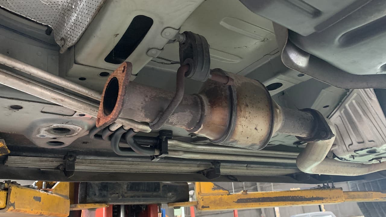 Una camioneta puede tener hasta tres catalizadores que en el mercado negro están valorados entre $1,000 y hasta $3,000.