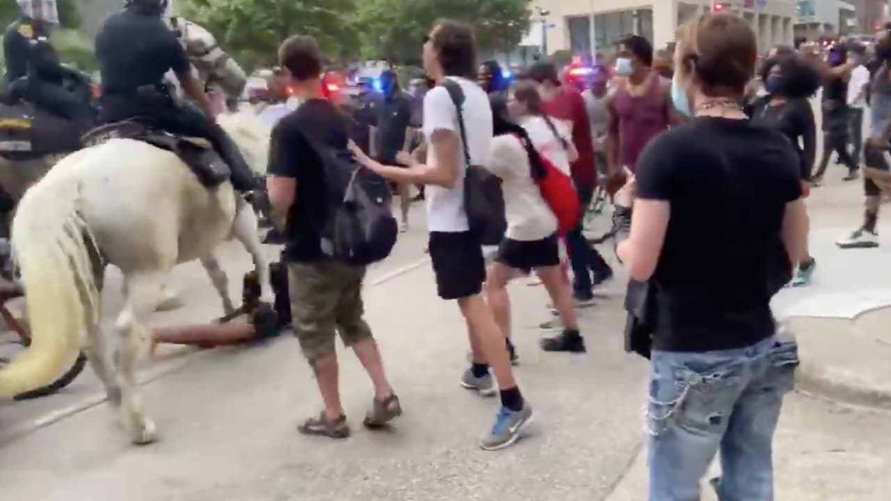 Al acercarse a la multitud, uno de los animales siguió su paso y arrolló a la mujer.