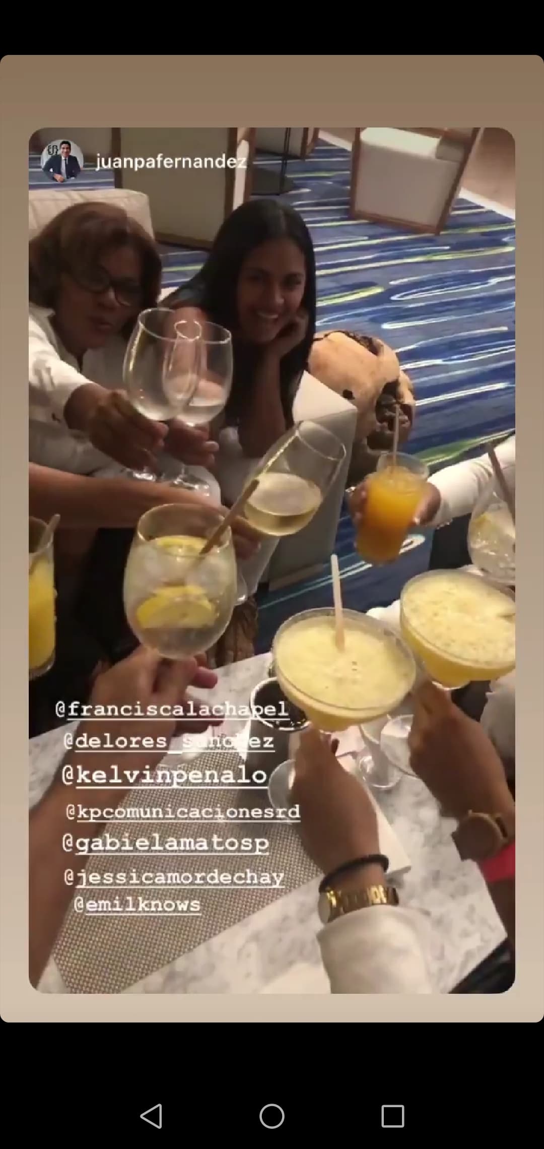 La visita a República Dominicana incluyó el encuentro con su mamá, doña 
<a href="https://www.univision.com/shows/despierta-america/la-mujer-detras-de-la-inspiracion-de-francisca-lachapel-asi-de-divina-es-la-relacion-con-su-madre-fotos" target="_blank">Divina Montero</a>. Al finalizar el evento brindaron juntas por un logro más.