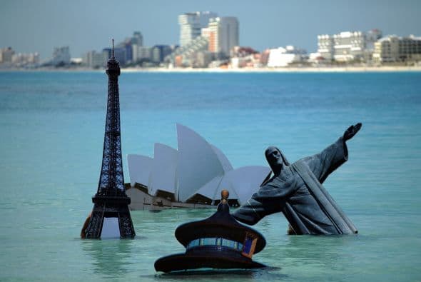 Algunos de los monumentos inundados fueron la Torre Eiffel de París, el Big Ben de Londres, el Taj Majal de la India, la estatua de la Libertad de Estados Unidos, el Ángel de la Independencia de México y el Cristo Redentor de Brasil.