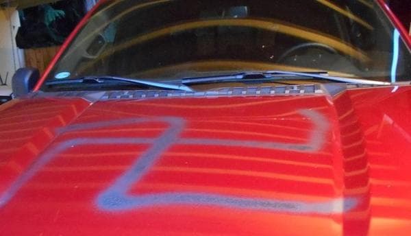 El lunes 17 de abril aparecieron esvásticas pintadas con spray en 13 automóviles de Edmonds. Según la policía, los vándalos no conocían algunos conceptos básicos de los símbolos nazis porque 
<b>pintaron varios símbolos a la inversa</b>.
<br>
<br>