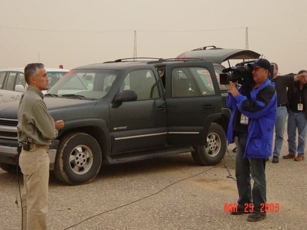 Grabando para el Noticiero Univision un reporte sobre la guerra en el sur de Irak.