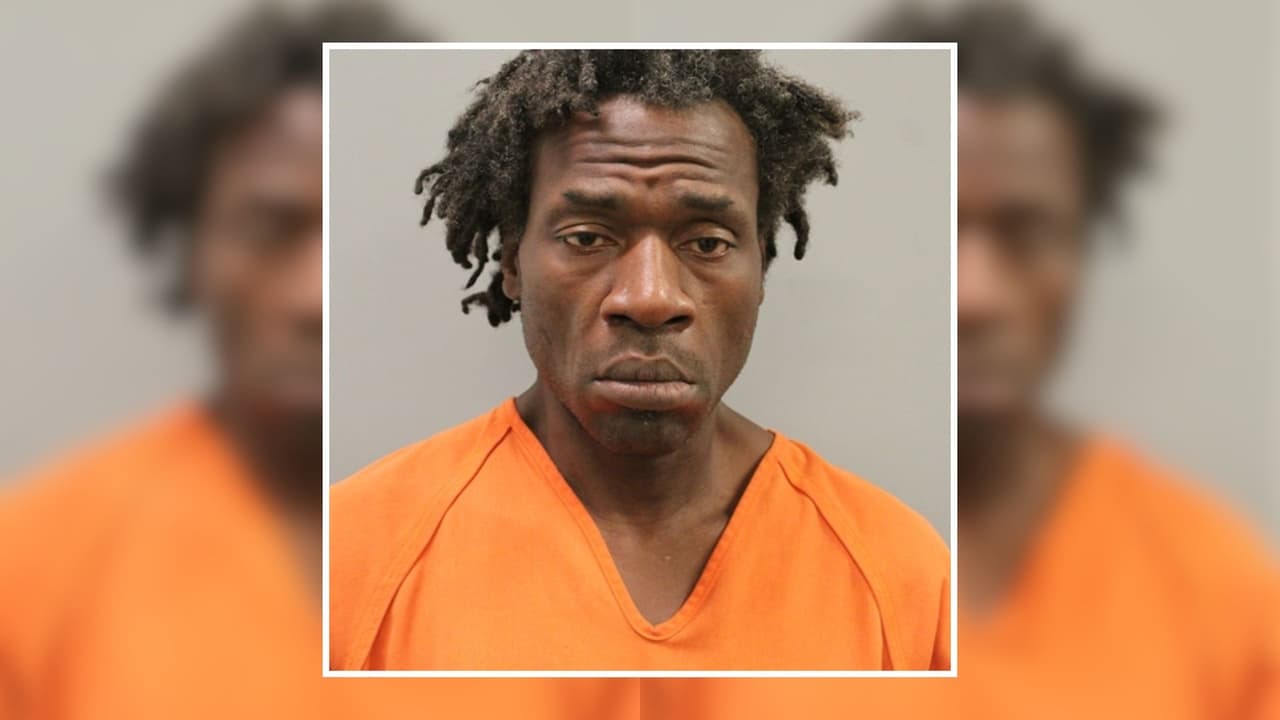 Arrestan a sospechoso de matar a golpes con un televisor a un hombre y dejar el cuerpo en una parada de autobús