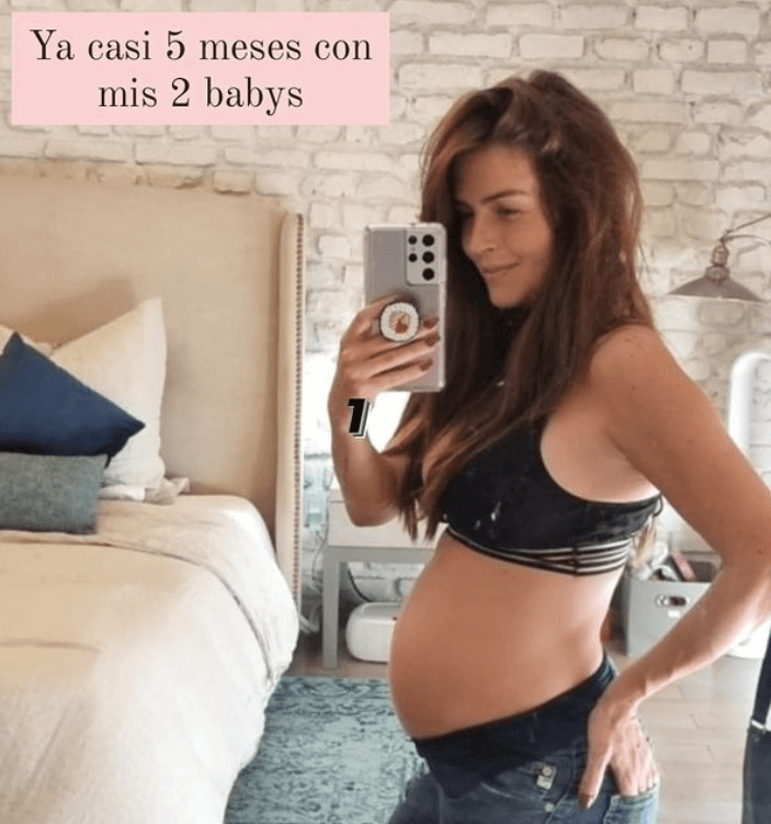 En una foto que compartió en su Instagram el 14 de octubre,
<a href="https://www.univision.com/shows/despierta-america/que-peligroso-claudia-alvarez-reacciona-a-las-criticas-por-su-embarazo-de-mellizos-a-los-40-anos-video">Claudia Álvarez</a> mostró su pancita y dijo que la penúltima semana de octubre cumpliría cinco meses de embarazo, por lo que es probable que sus hijos nazcan a principios de febrero de 2022.