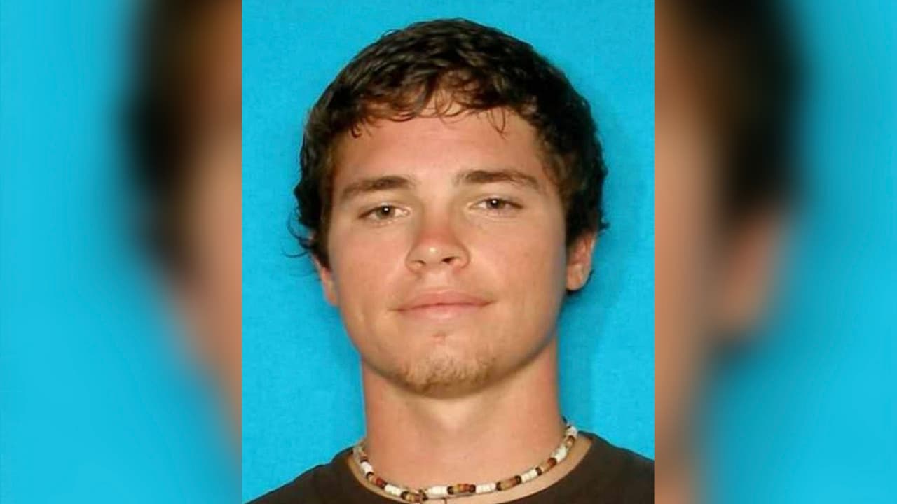 Rodney Aron Jordan, de 26 años, se le busca por estar acusado de estrangular a un miembro de su familia.