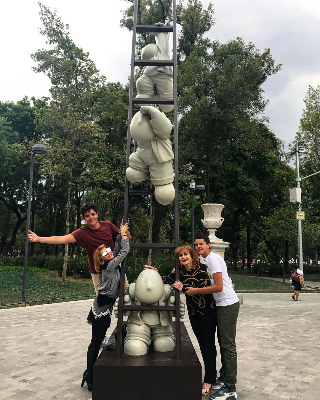 Aunque 
<b><a href="http://www.univision.com/temas/itati-cantoral">Cantoral</a></b> es una mujer a la que le encanta descubrir mundos nuevos, no se olvida de su querida Ciudad de México, por lo que visitó la Alameda Central para ver las piezas únicas del escultor Rodrigo de la Sierra.