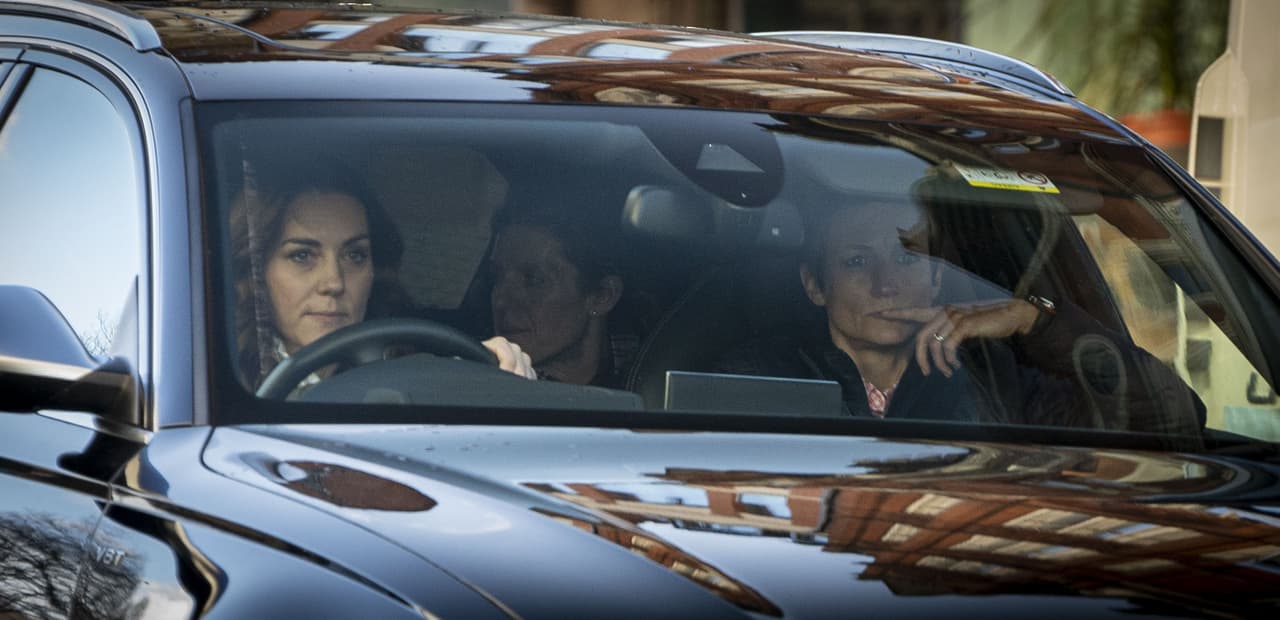 En las fotografías se aprecia que Middleton no está sola, va acompañada de dos mujeres.
<br>