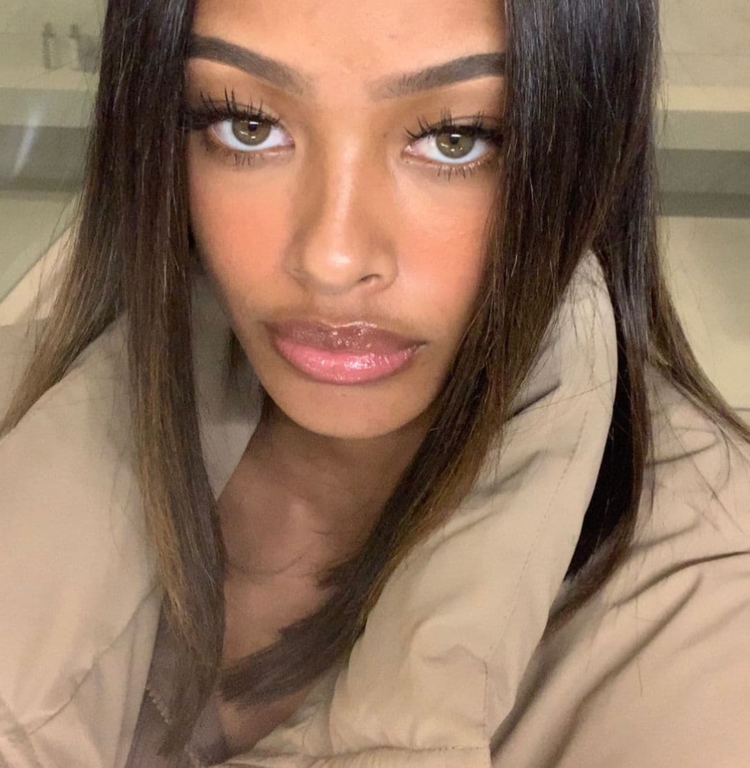 Se rumora que antes de que ella y West hicieran su primera aparición pública como pareja, Vinetria borró casi todas sus fotos de Instagram, dejando solo 12 en su feed.