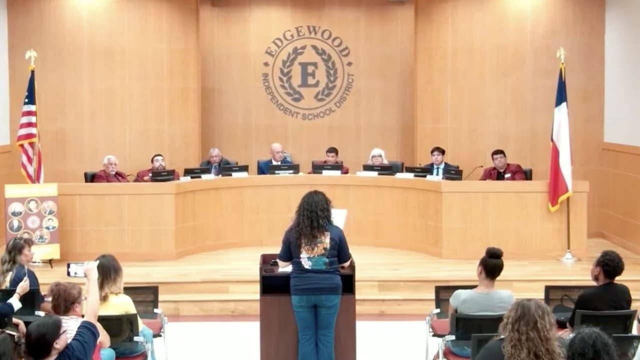Madre reclama al distrito escolar de Edgewood y termina arrestada