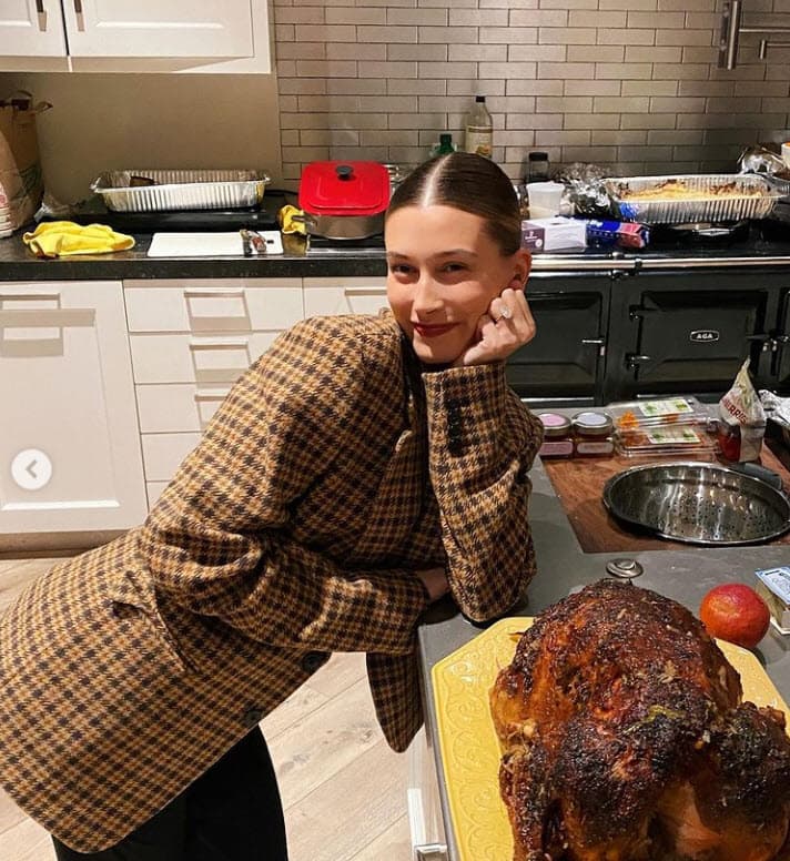 "Hailey
<b>es una cocinera realmente buena</b>. Hizo pavo, un montón de cosas diferentes. Todos trajeron un algo y tengo la suerte de tener un chef", contó.
<br>