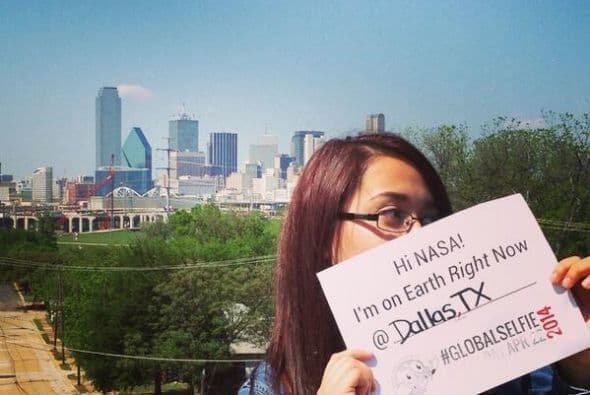 Esta chica desde Dallas, Texas cumplió con tomar la foto desde el exterior para que luciera cómo es Dallas. Foto tomada de Twitter.