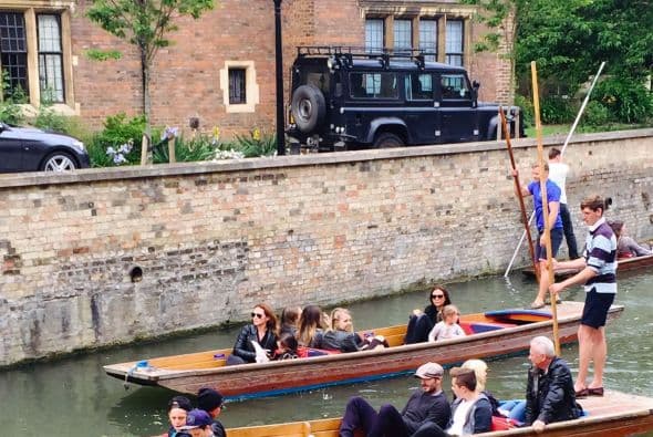 La familia completa paseó por el ría Cam.