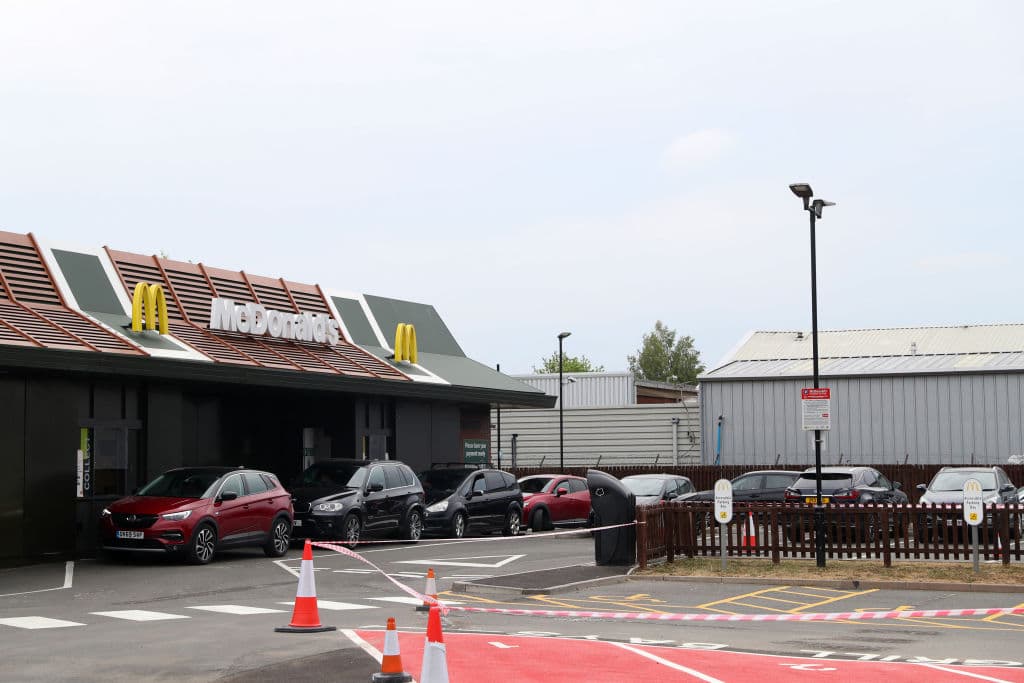 Una trabajadora saltó por la ventanilla de un McDonald's para salvar a una mujer que se ahogaba