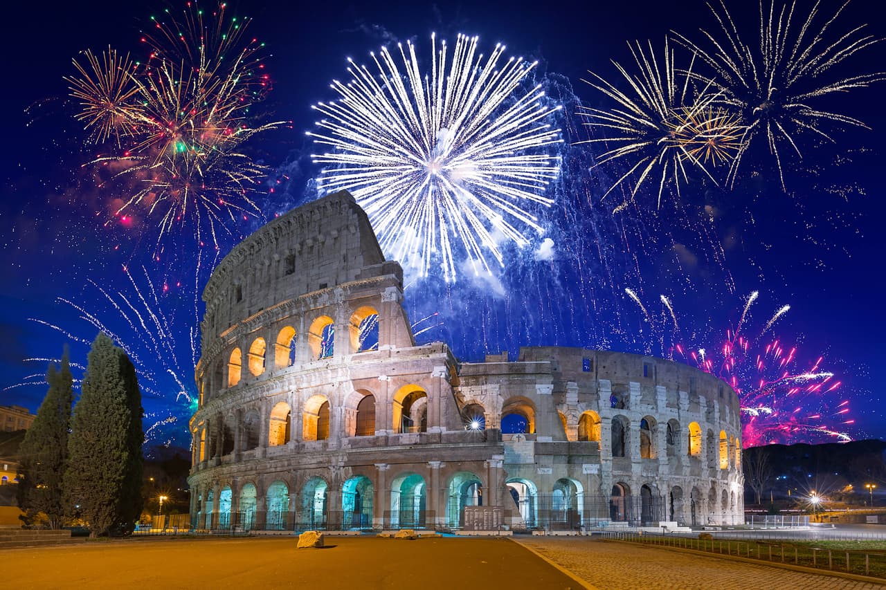 <b>Roma</b>
<br>
<br>Esta ciudad 
<a href="https://www.tourist-in-rom.com/en/rome-new-years-eve/"><u>ya confirmó la cancelación</u></a> de los eventos públicos para recibir el 2021. La región de Campania, al sur de Roma, también prohibió los eventos masivos y el consumo de alcohol en las áreas públicas desde el 23 de diciembre al 1 de enero. Venecia también canceló sus conciertos al aire libre y los fuegos artificiales para recibir el 2022. 
<br>