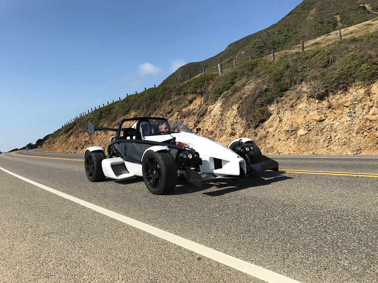 Este vehículo no ofrece aire acondicionado ni calefacción, tampoco sistema de sonido , ya que estos aumentarían su peso y perturbarían la cuidadosa distribución de su peso para dar el balance ideal para aun desempeño optimo sobre la pista.
<br>