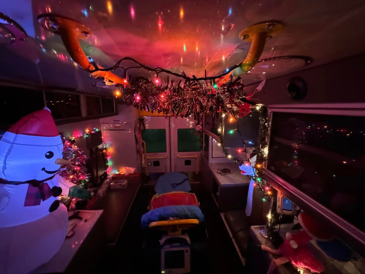 Muy festiva con luces y un mono de nieve inflable, así luce por dentro la ambulancia más navideña de MedStar para pacientes pediátricos.