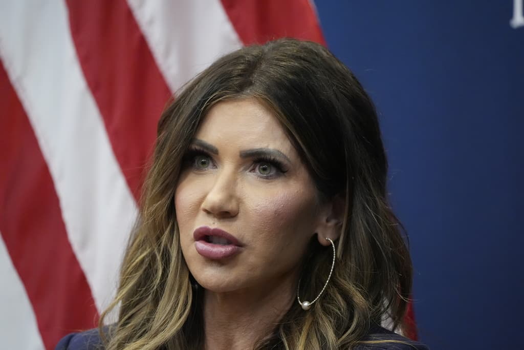 Kristi Noem recomienda expandir la "prohibición total de viaje" a más países tras el ataque a dos guardias nacionales en DC