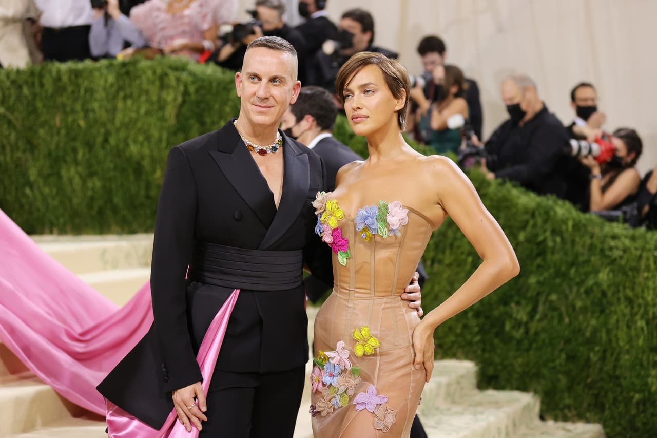 Jeremy Scott, director creativo de Moschino, e Irina Shayk en la Met Gala 2021
