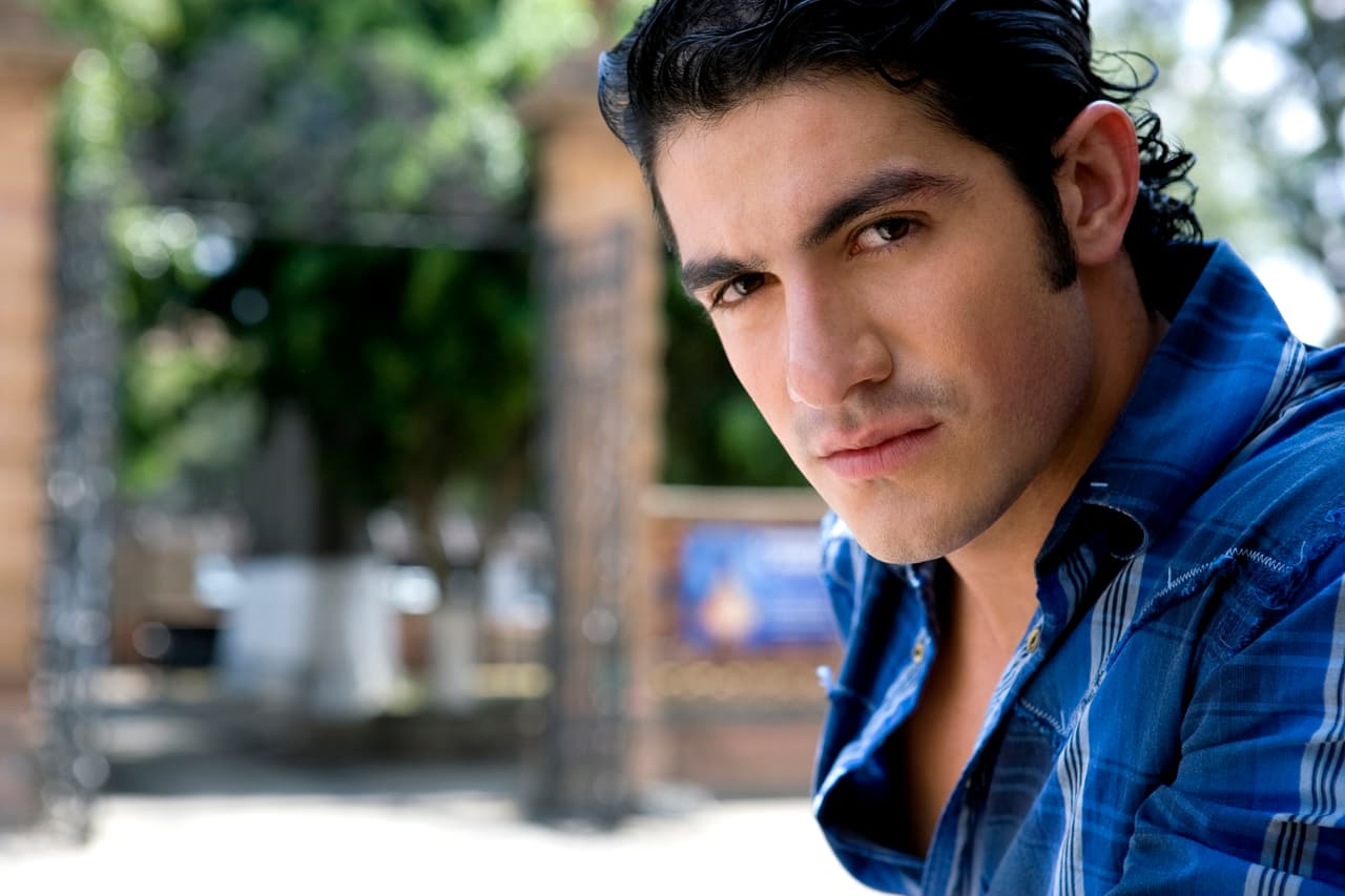 Pepe Gamez obtuvo su primera oportunidad en la telenovela “Rebelde”, este proyecto le abrió las puertas para interpretar a Julio Madrigal en esta gran historia.