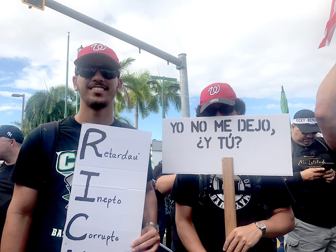 “Yo no me dejo” una de las consignas que repiten los manifestantes. Rosselló fue elegido gobernador en noviembre de 2016 con casi el 50% de los votos, y ya había anunciado sus planes de buscar un segundo mandato.