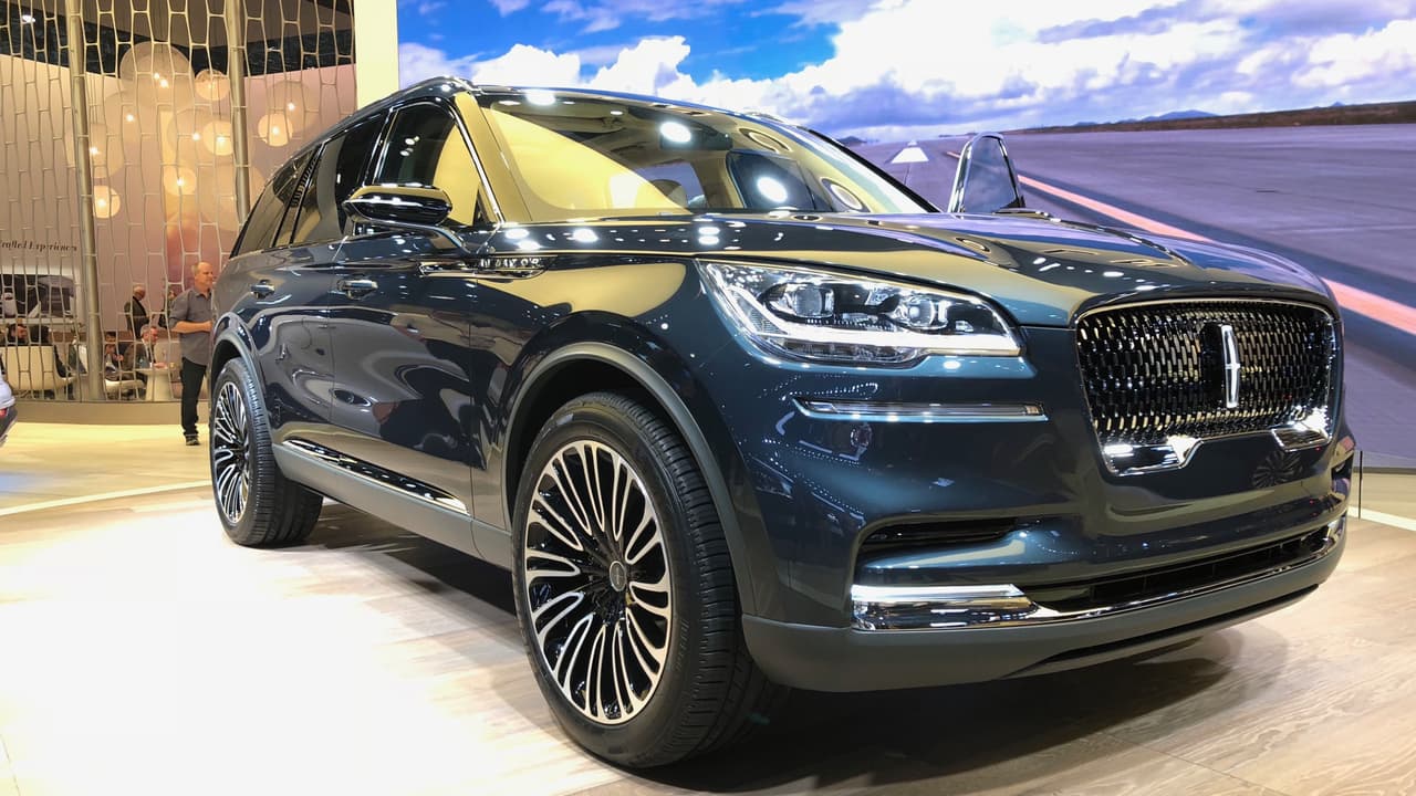 <h3 class="cms-h3-H3">Lo mejor del show: Lincoln Aviator</h3>
<br>
<br>Lincoln denominó esta presentación con un preestreno de producción, dejando las puertas abiertas para hacer cambios y mejoras a lo que vimos antes de su lanzamiento el próximo año, aunque nos es difícil imaginar cómo se podría mejorar al menos desde el punto de vista del diseño. Para hacer las cosas aún mejores la Aviator reemplazará finalmente a la terrorífica Lincoln MKT un vehículo que nunca debió haber existido. Las calles del mundo serán un lugar más elegante y hermoso una vez que la
<b><a href="https://www.univision.com/noticias/auto-show-de-nueva-york/la-nueva-lincoln-aviator-nos-sorprende-en-el-auto-show-de-nueva-york" target="_blank"> Lincoln Aviator </a></b>que al menos será vendido en EEUU y China, comience a rodar por ellas.