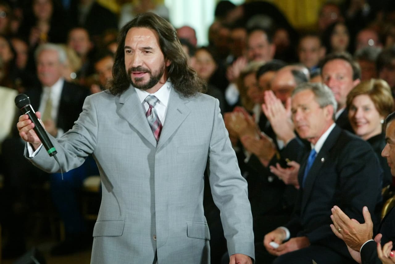 En 2004 fue el cantante mexicano Marco Antonio Solís quien cantó para los invitados a la conmemoración del 5 de mayo en el palacio presidencial.
<br>